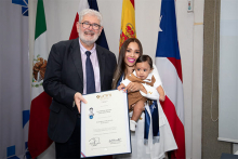 Entrega de títulos en Costa Rica